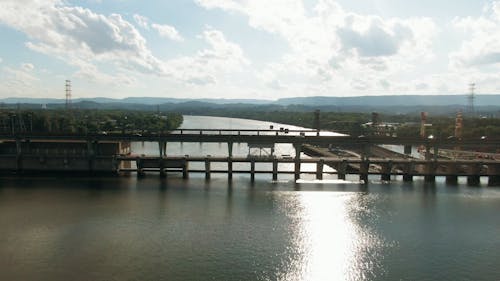 一座橋及其周圍景觀的航拍畫面