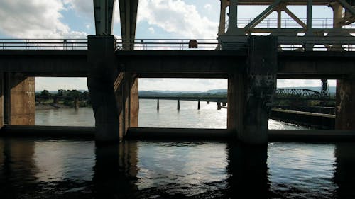 Un Pont Et Une Passerelle Sur La Rivière