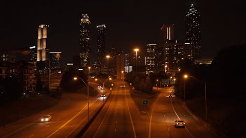 夜間の都市高速道路の車両交通のタイムラプス映像