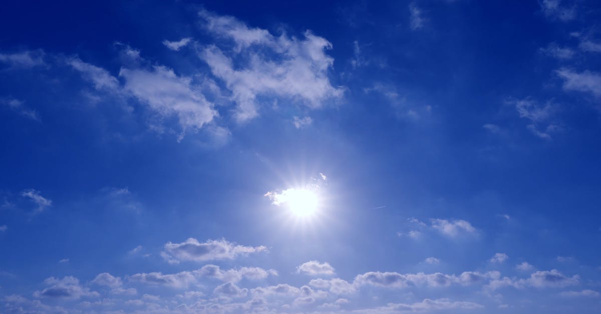Los Rayos Del Sol En Un Cielo Despejado · Vídeos de stock gratuitos