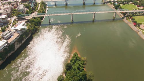 Luchtfoto's Van Bruggen Over Een Rivier In Een Stad Met Uitzicht Op De Bergen