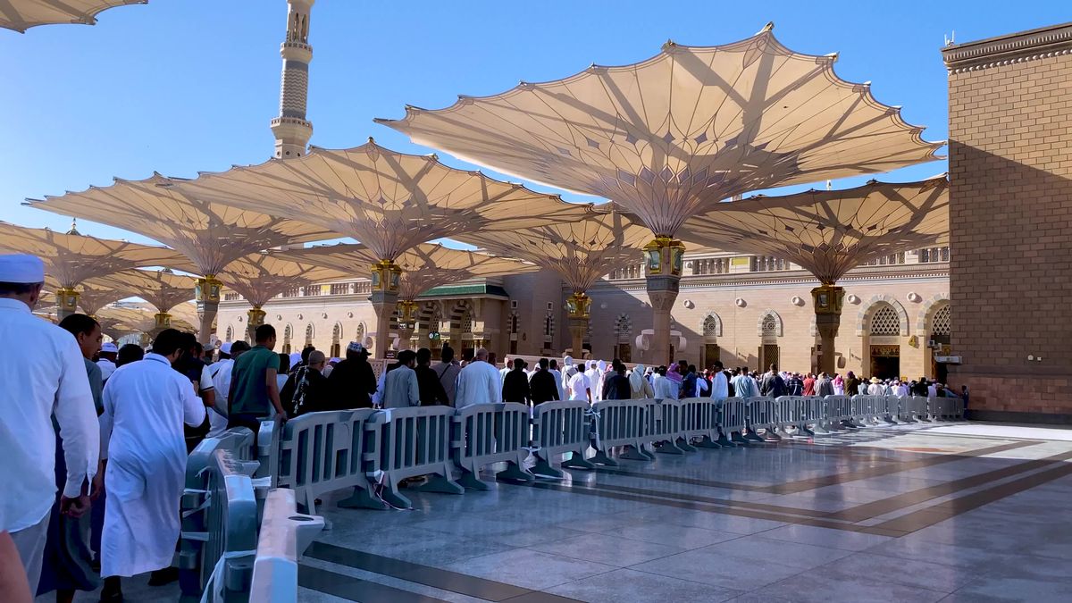 Busy Day at the Prophet's Mosque in Medina Free Stock Video Footage ...