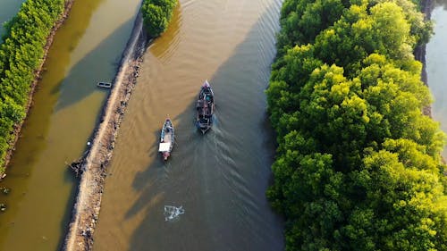 Luftaufnahmen Von Zwei Booten, Die Durch Eine Wasserstraße Kanalisieren