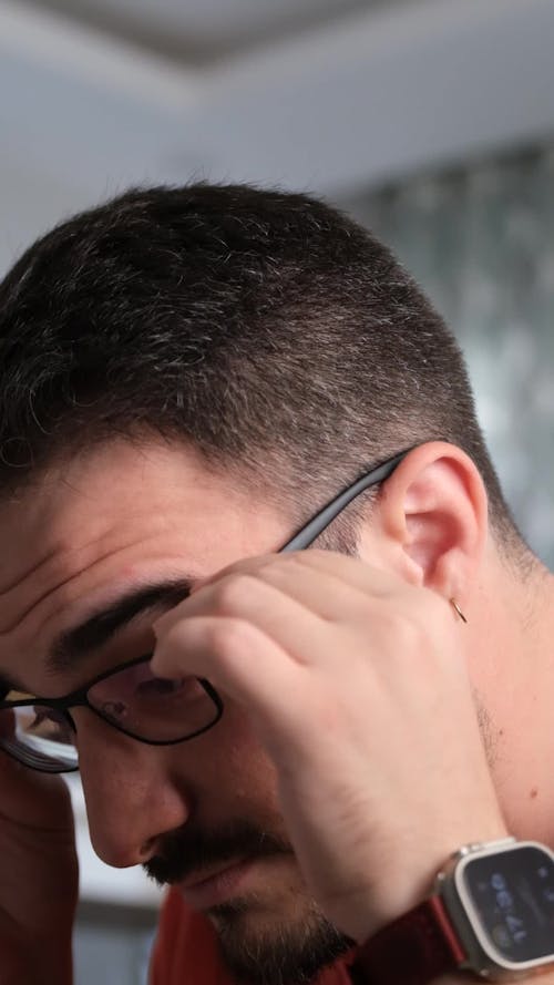 Man wearing glasses, close-up.