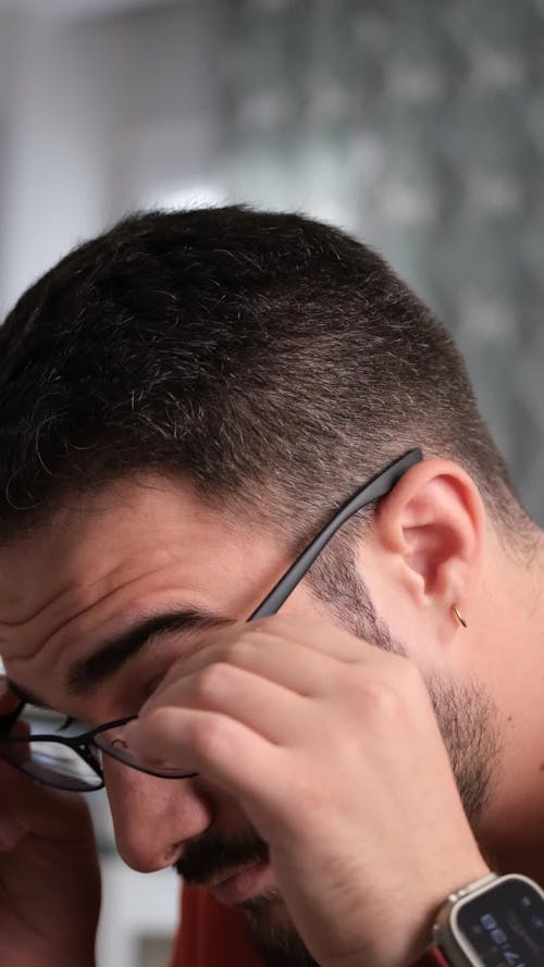 Man wearing glasses, close-up.