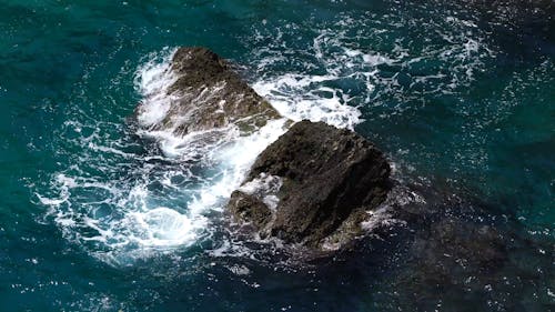 Imágenes En Cámara Lenta De Olas Rompiendo En Las Rocas Del Mar