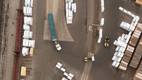 Un Camion De Cargaison Tourne Dans Une Usine De Fabrication