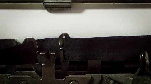 Крупный план старинной пишущей машинки с эмодзи, набранным на высокосортной бумаге