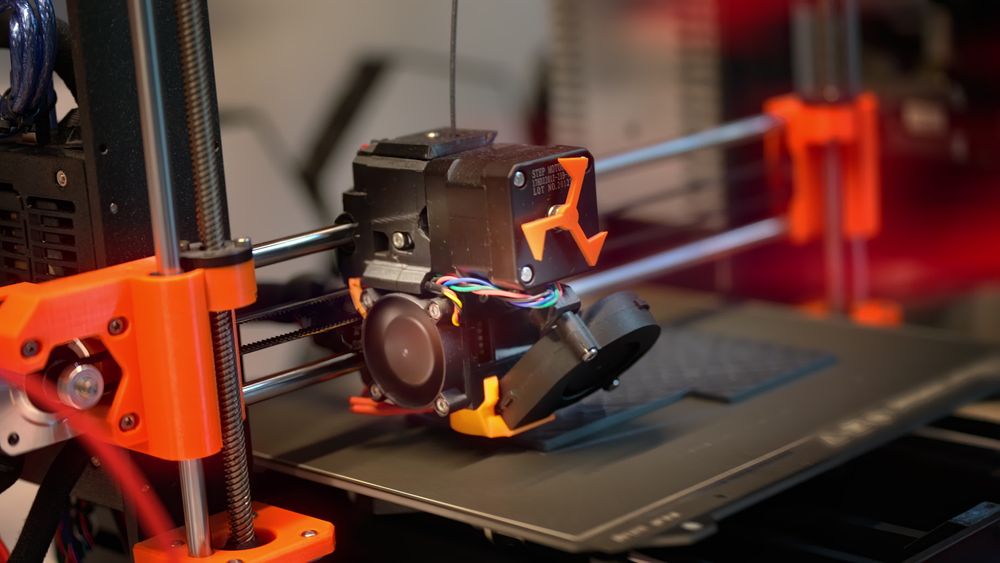 MJF print arm fusing a functional gray nylon bracket