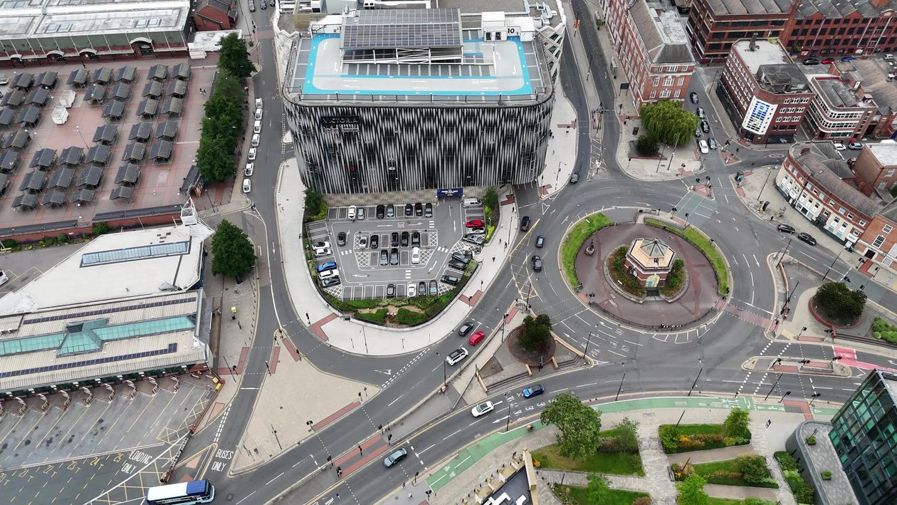 Aerial view of a city with a large building in the middle Free Stock ...