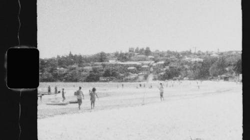 Stary Materiał Filmowy Ludzi Cieszyących Się Dzień Na Plaży