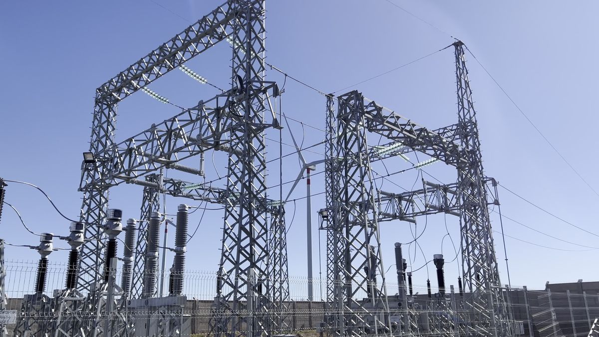 High-voltage transmission gantry