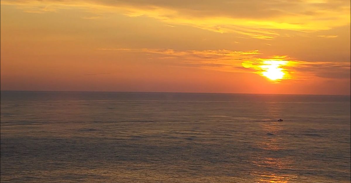 Sun Rising Setting Sun Setting And The Moon Rising In The Horizon Above The Sea · Free ...