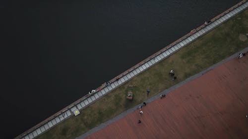 Menschen Am Ufermauer