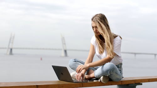 Eine Frau, Die Ihren Laptop Computer Im Freien Benutzt