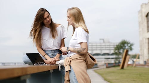 Deux Femmes Ayant Une Discussion