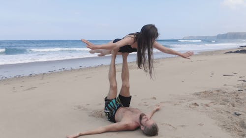 一個男人和一個女人在做平衡法