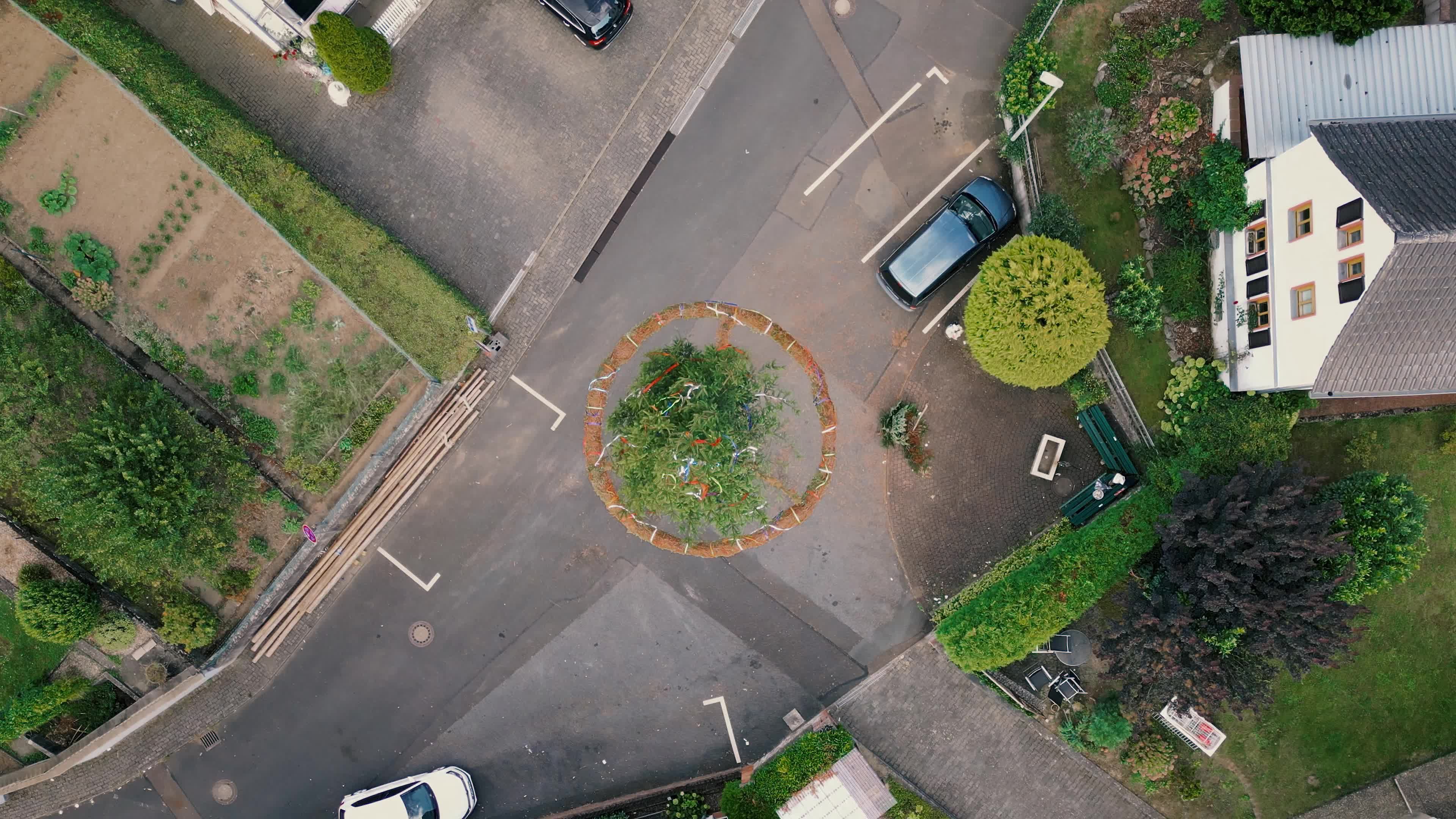 An aerial view of a roundabout with cars parked in the middle Free ...
