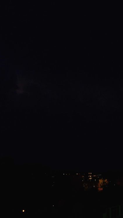 有关city skyline, 傍晚的暴风雨, 光, 剪影, 喜怒無常, 城市, 城市的燈光, 夜晚的, 夜景, 夜间, 天气模式, 天气现象 ...
