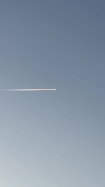 一颗人造卫星划过天际视频素材