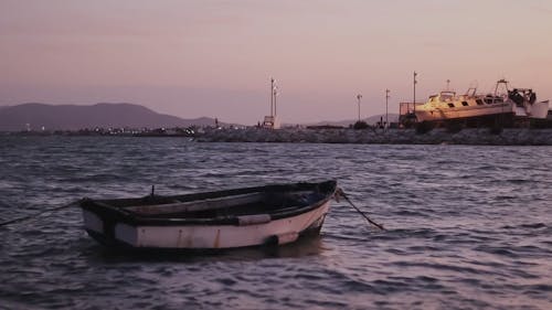 Een Boot Gebonden Aan Dok Drijvend Op Baai