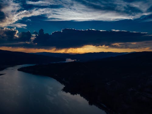 Gruesas Nubes Del Cielo Reflejos Sobre Un Río