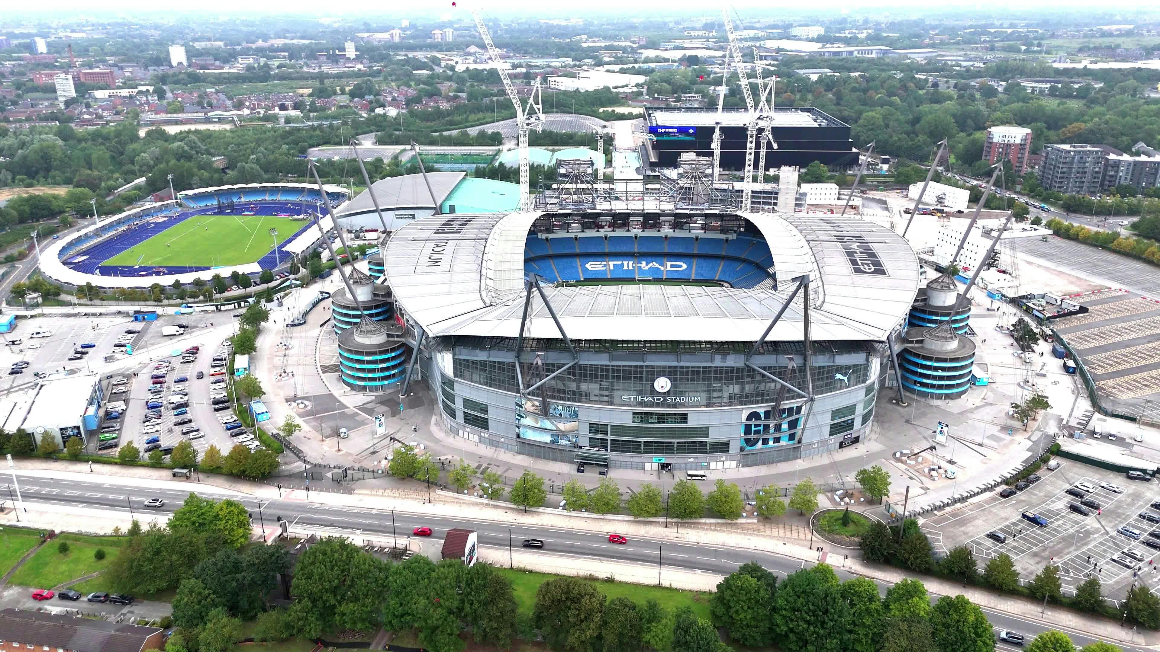 drone-flight-over-etihad-stadium-28164849 Manchester United: Khó khăn trong thị trường mua bán cầu thủ vì mất vé dự C1 2026