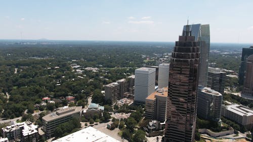 Вид с воздуха на город и небоскребы
