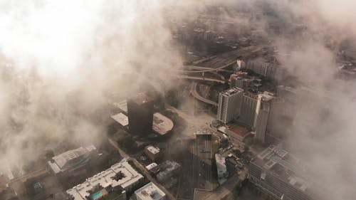 Nuvole Che Si Muovono Attraverso E Sopra La Città