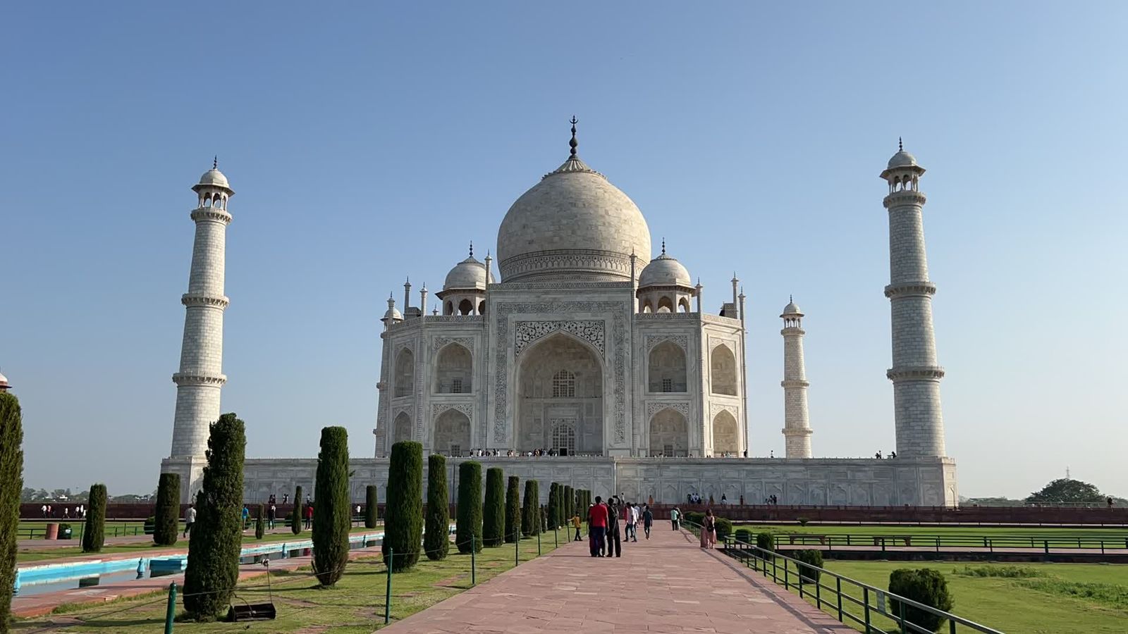 Taj Mahal y sus jardines en Agra, India.