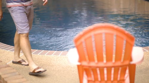 Mann Sitzt Auf Einem Stuhl Am Pool