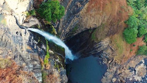 Ein Wasserfall, Der Auf Einer Bergklippe Kaskadiert
