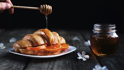 Miele Gocciolante Su Un Pane Croissant