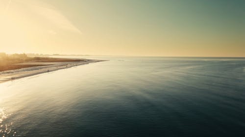 Persone Che Si Godono La Spiaggia Al Mattino