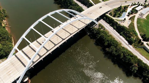Un Ponte Costruito Su Un Fiume