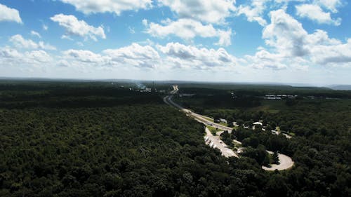 Luftaufnahmen Einer Autobahn, Die Von üppiger Vegetation Umgeben Ist