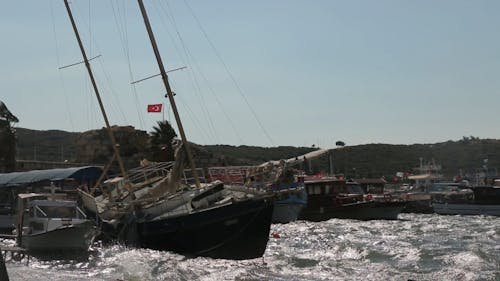 Kapal Penangkap Ikan Di Dermaga Saat Cuaca Badai