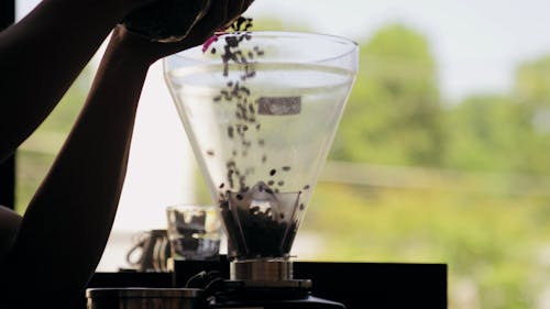 Personne Poring Grains De Café Sur Une Cafetière