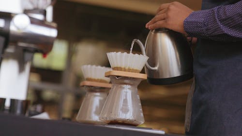 Heet Water Gieten Op Een Filter Gevuld Met Gemalen Koffie Om Gezette Koffie Te Maken