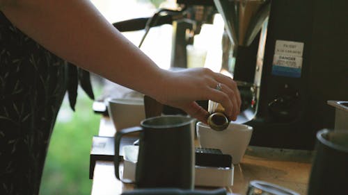 Versando Estratto Di Caffè In Una Tazza