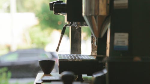 커피 머신에서 커피 한 잔