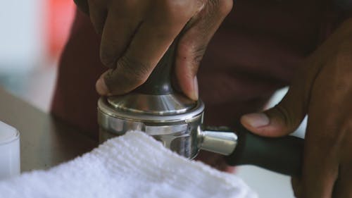 Een Gemalen Koffie Op Een Lepel Drukken