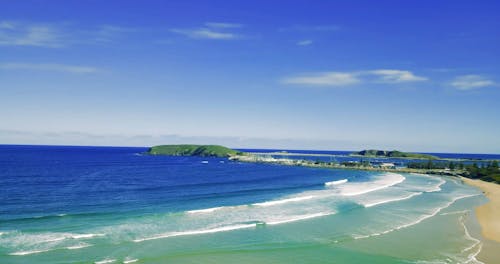 Una Bella Vista Di Una Spiaggia Con Acque Blu