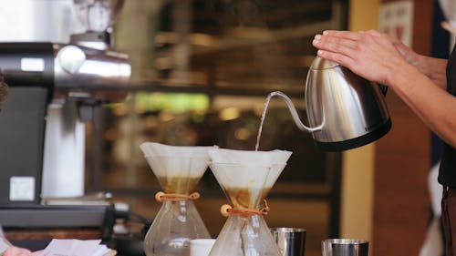 Poring Eau Chaude Sur Les Filtres à Café Pour Le Brassage