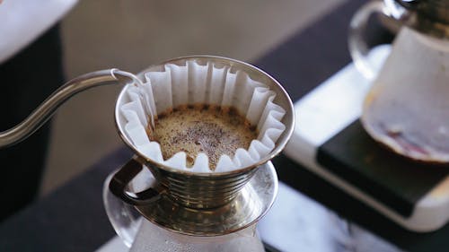 커피 필터 컵에 뜨거운 물을 붓는