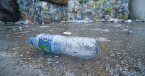 一個空的塑料瓶，躺在地板上