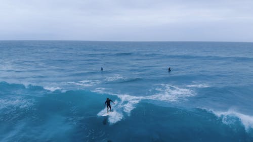 Een Man Die Surft Op De Golven Van De Zee