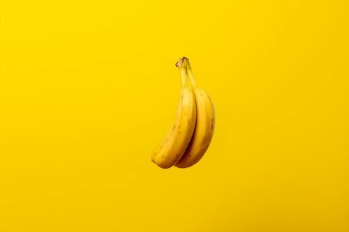 運動中的成熟黃色香蕉果實