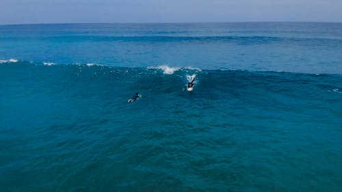 Un Surfista Che Cavalca Le Onde Del Mare