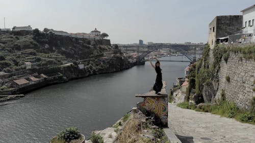 Una Donna Che Balla Su Una Sporgenza Di Cemento